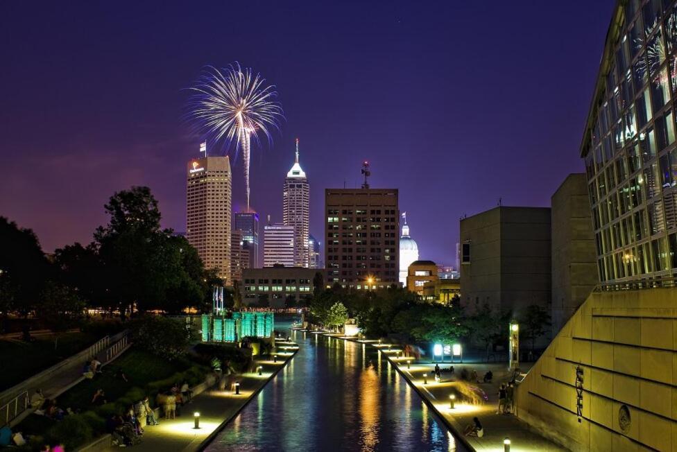 Free Parking! Downtown King Suite Lucas Oil- Conv Center Skywalk#1 إنديانابوليس المظهر الخارجي الصورة